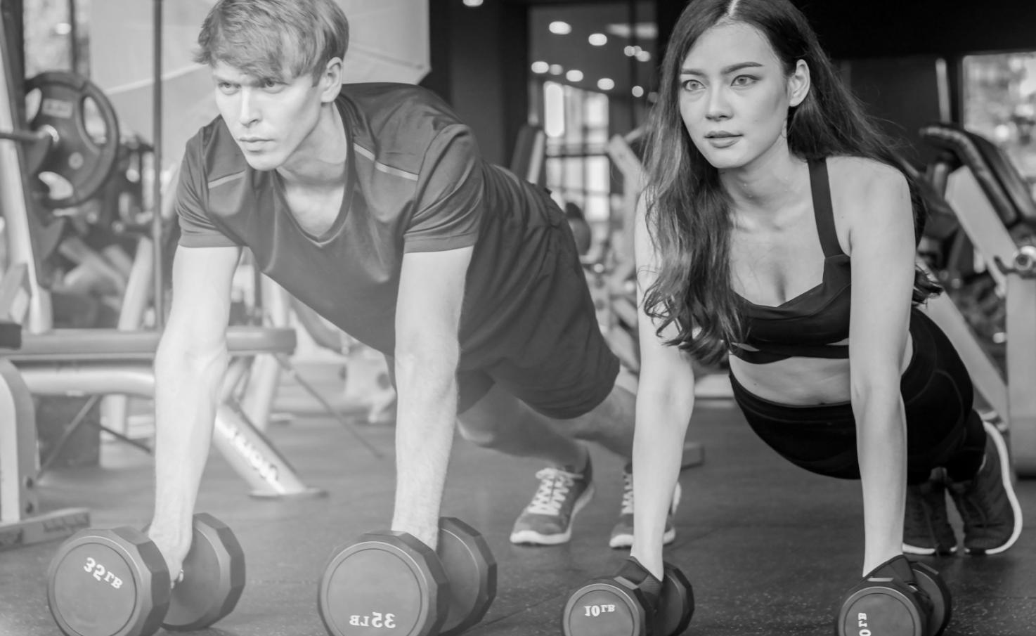 Equipo de CrossFit preparado para entrenamiento con técnica correcta